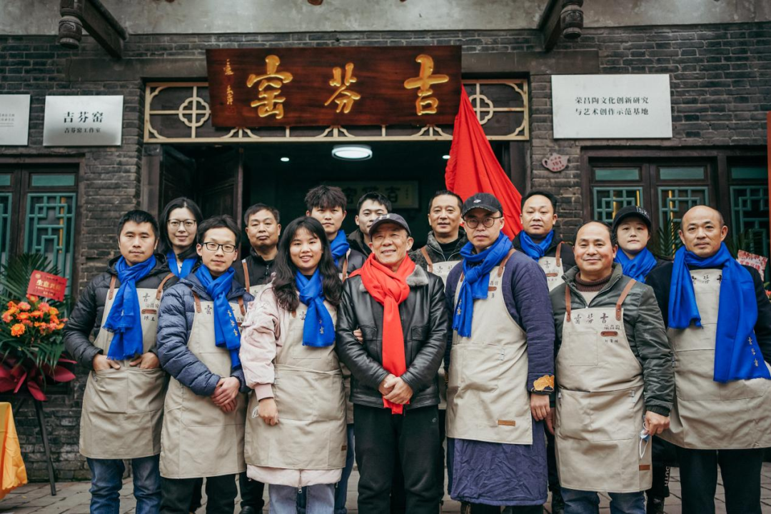 图为刘吉芬和徒弟们